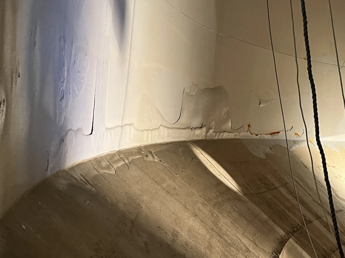 Figure 7.Inter-coat adhesion failure due to amine blush. 